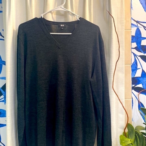 Men’s Uni Qlo Gray V Neck 100% Wool Sweater Size Large - Picture 2 of 7